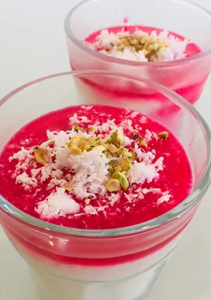 מלבי בכוסות אישיות עם סירופ ורדים לאירועים