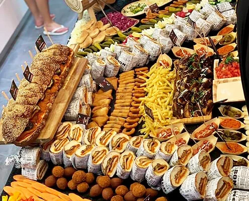 שולחן שוק בשרי - ציפס, טבעות בצל ושניצלונים לאירועים